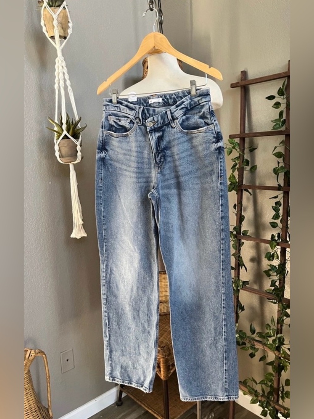Good American Good ’90s Crossover Relaxed Straight Jeans 8/29 | 31” Inseam - Picture 3 of 6